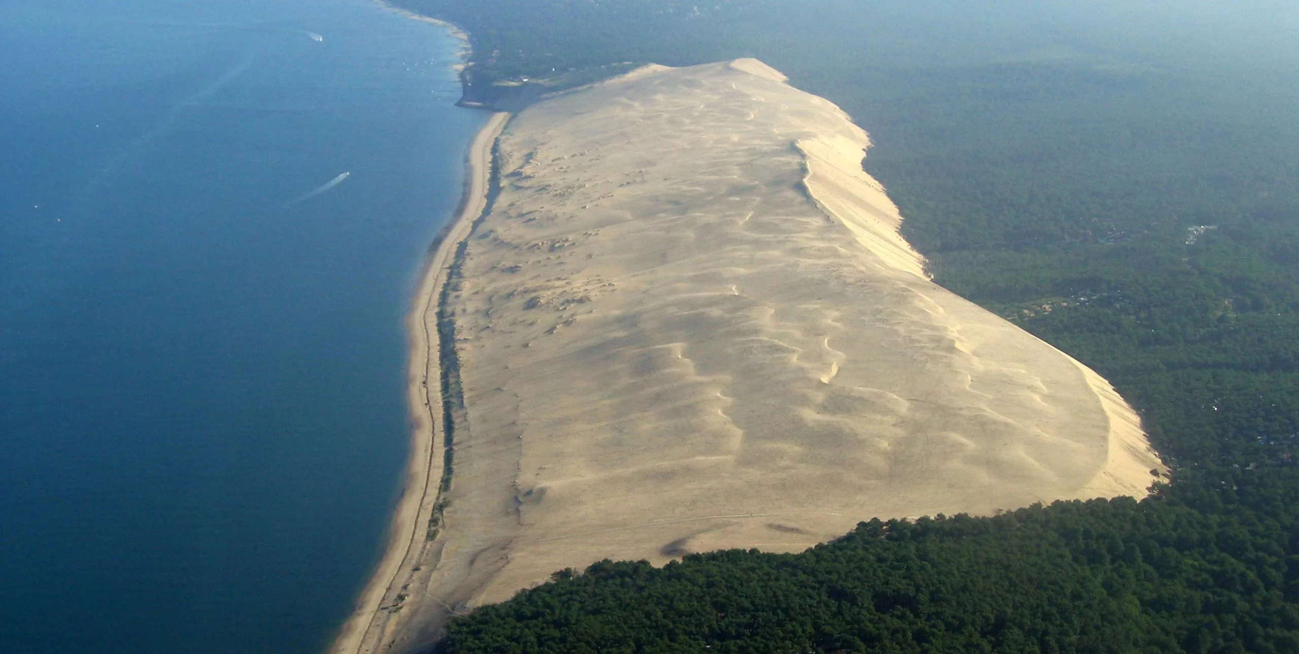 Luftaufnahme der Dune du Pilat, des umliegenden Waldes und der Atlantikküste im Südwesten Frankreichs