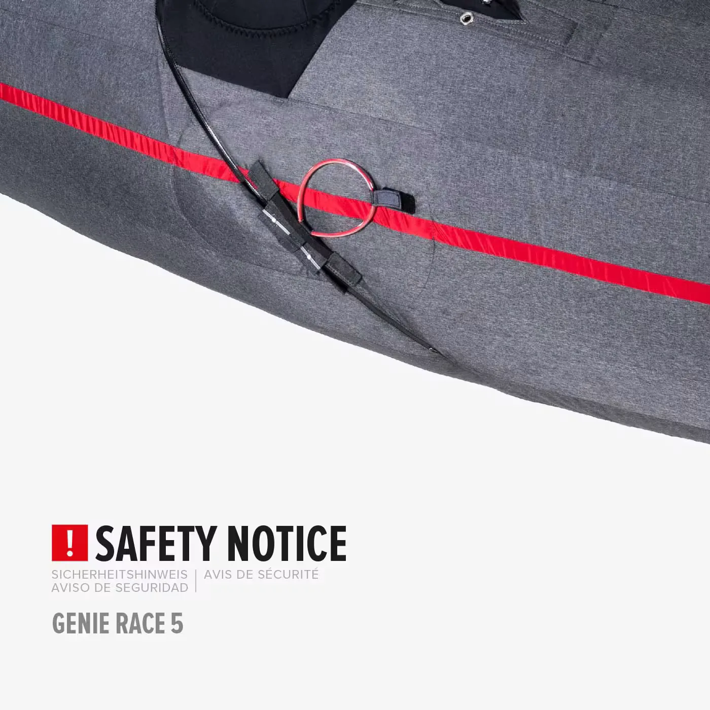 Primo piano della maniglia di emergenza e del perno nell’avviso di sicurezza GIN per la Genie Race 5
